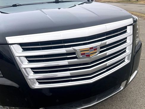 Used 2020 Cadillac Escalade Platinum image 30