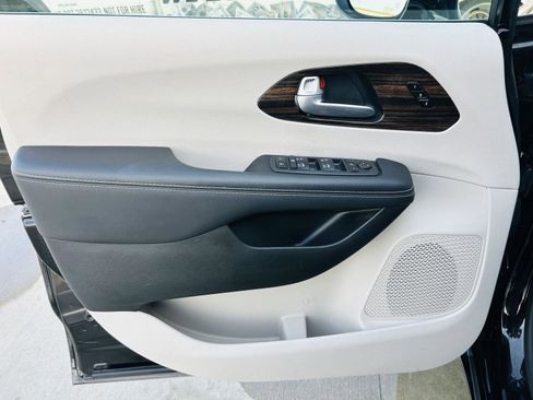 Used 2024 Chrysler Pacifica Limited image 15