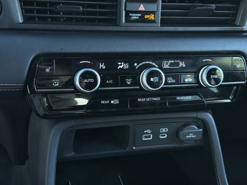 Used 2025 Honda Pilot TrailSport image 27