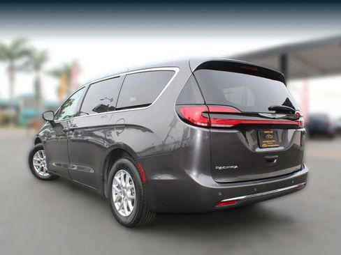 Used 2023 Chrysler Pacifica Touring-L image 3