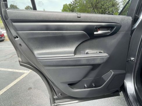 Used 2023 Toyota Highlander XLE FWD image 16