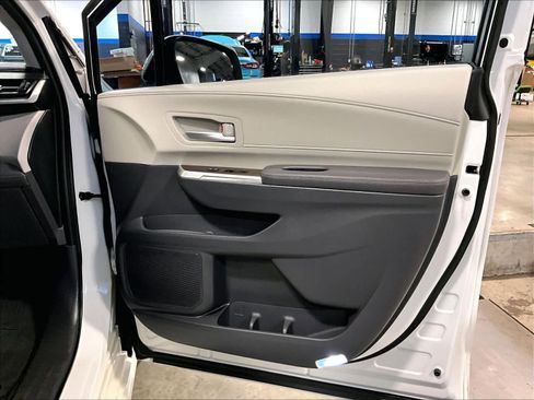 Used 2021 Toyota Sienna XLE w/ XLE Plus Package AWD/4WD image 12