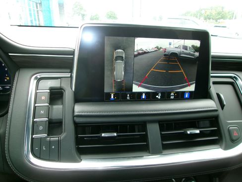 Used 2022 Chevrolet Suburban Z71 w/ Luxury Package AWD/4WD image 19