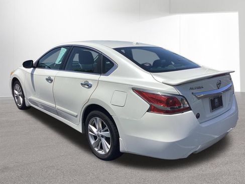 Used 2015 Nissan Altima 2.5 SV w/ Convenience Package FWD image 3