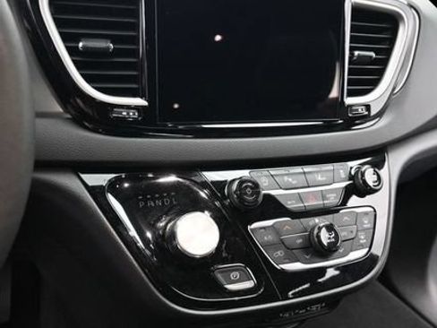 Used 2025 Chrysler Pacifica Select FWD image 21