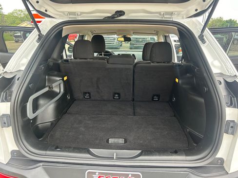 Used 2018 Jeep Cherokee Latitude w/ Mobile Office Group image 13