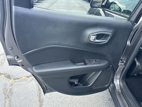 Used 2018 Jeep Compass Latitude w/ Popular Equipment Group FWD image 24