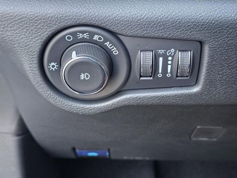 New 2026 Chrysler Pacifica Limited w/ Uconnect Theater Family Group image 37