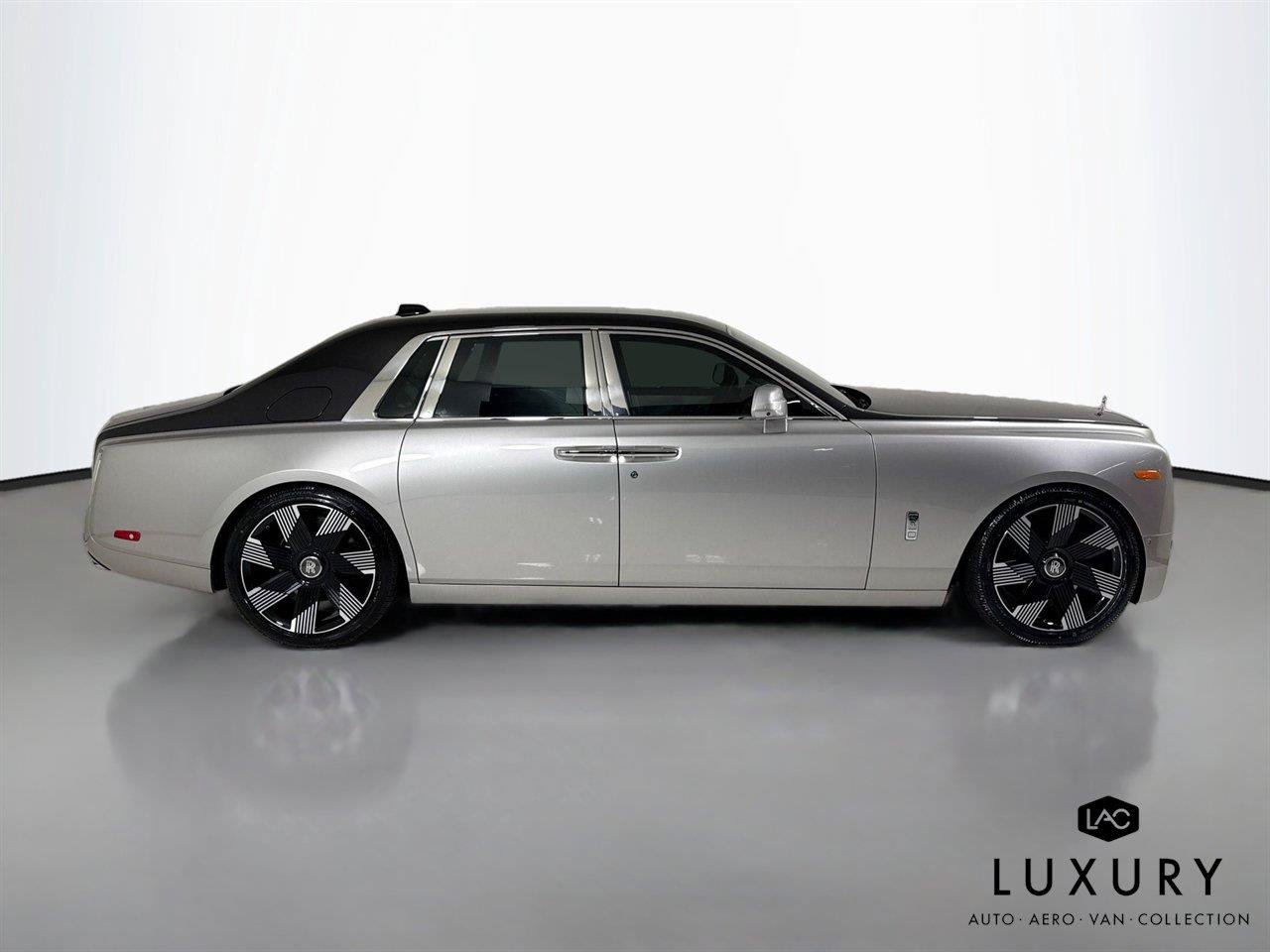 Used 2023 Rolls-Royce Phantom Sedan RWD image 4