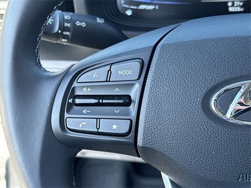 Certified 2025 Hyundai Venue SEL image 24