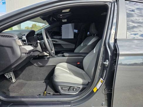 Used 2025 Toyota Camry SE image 10