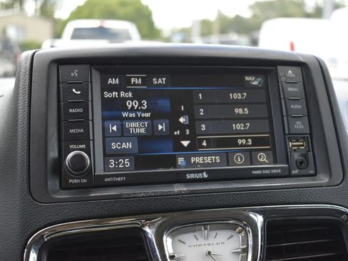 Used 2014 Chrysler Town & Country Touring-L FWD image 17