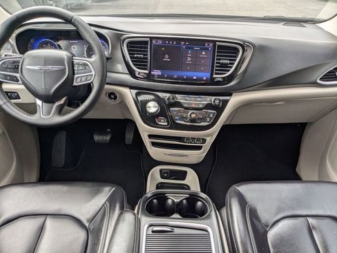 Used 2023 Chrysler Pacifica Touring-L image 14