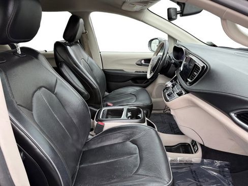 Used 2019 Chrysler Pacifica Limited image 12
