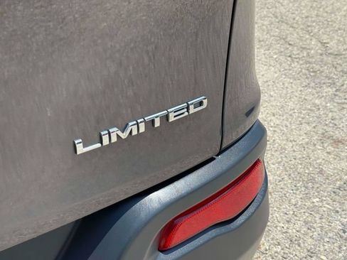 Used 2017 Jeep Cherokee Limited w/ Luxury Group AWD/4WD image 11