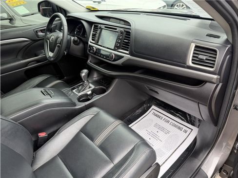 Used 2017 Toyota Highlander SE FWD image 39