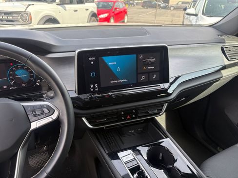 Used 2025 Volkswagen Atlas Cross Sport SE image 17