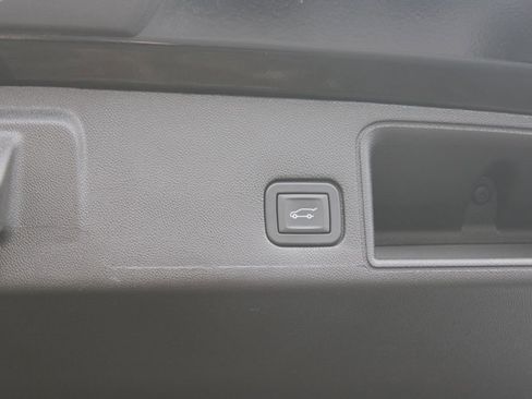 Used 2024 GMC Terrain SLT image 29