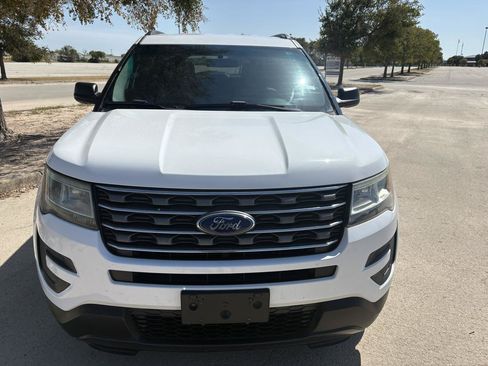 Used 2017 Ford Explorer FWD image 2