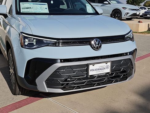 New 2027 Volkswagen Taos SE FWD image 10
