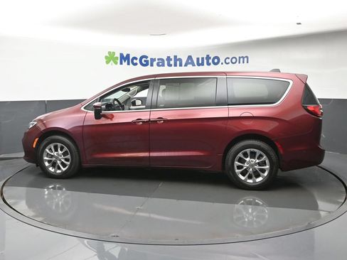 Used 2023 Chrysler Pacifica Touring-L w/ Uconnect Theater Family Group AWD/4WD image 23