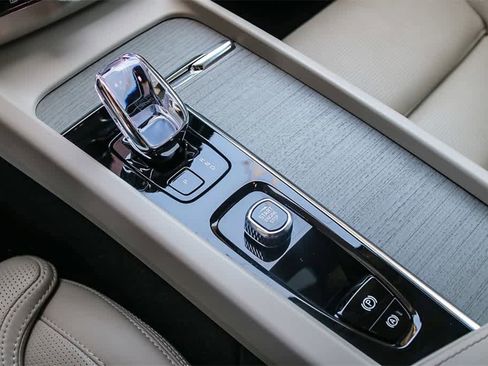 Used 2024 Volvo XC60 B5 Ultimate image 21