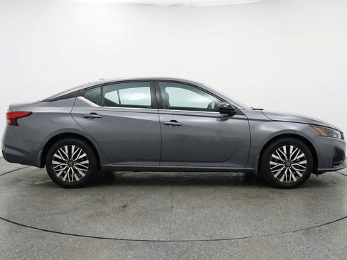 Used 2025 Nissan Altima 2.5 SV image 11