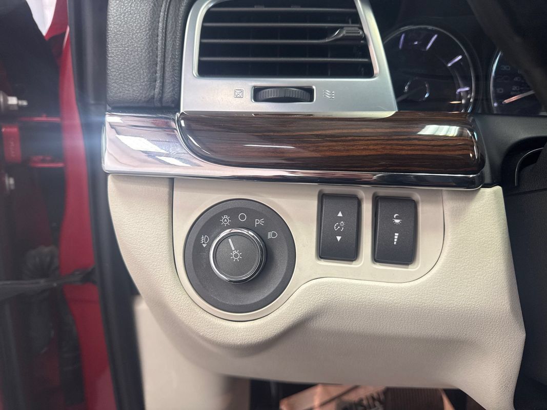 Used 2011 Lincoln MKS FWD image 10