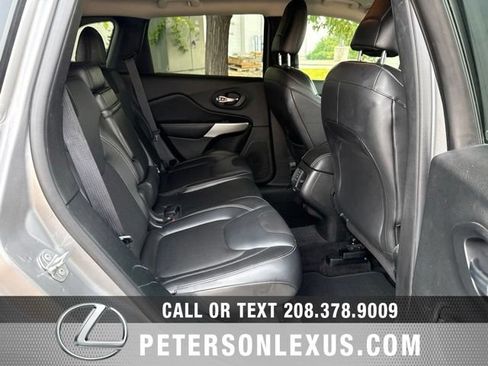 Used 2018 Jeep Cherokee Latitude Plus FWD image 17