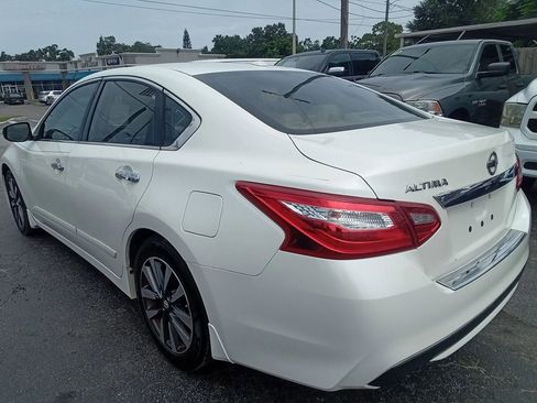 Used 2017 Nissan Altima 2.5 SV w/ Convenience Package FWD image 7