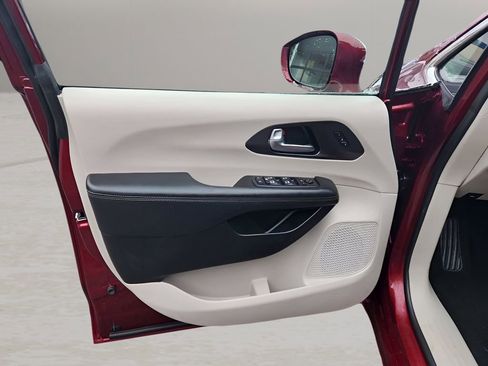 Used 2020 Chrysler Pacifica Limited image 9