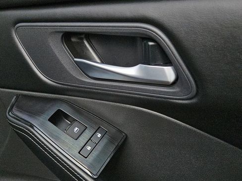 Used 2025 Nissan Rogue SV FWD image 30
