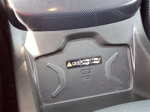 Used 2022 Chevrolet Colorado Z71 w/ Safety Package AWD/4WD image 39