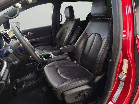 Used 2025 Chrysler Pacifica Select FWD image 12