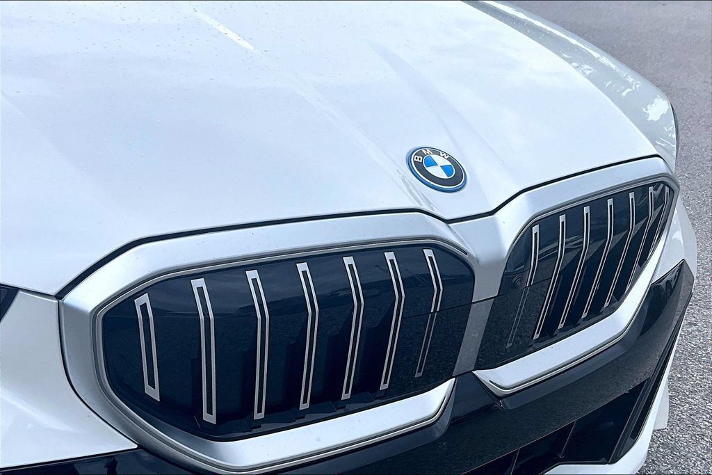Used 2026 BMW 550e xDrive AWD/4WD image 31