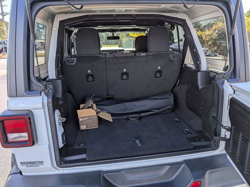 Used 2019 Jeep Wrangler Unlimited Sahara image 26