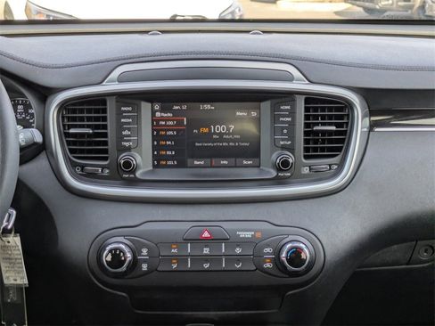 Used 2020 Kia Sorento LX image 17