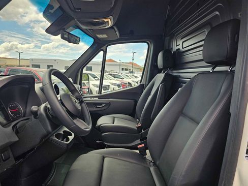 Used 2025 Mercedes-Benz Sprinter 2500 image 19