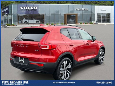 Used 2023 Volvo XC40 B5 Plus w/ Climate Package image 5