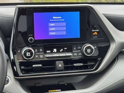 Used 2024 Toyota Highlander XLE FWD image 15