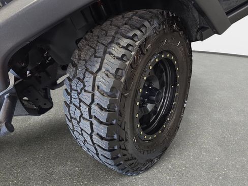 Used 2018 Jeep Wrangler Unlimited Rubicon w/ Connectivity Group AWD/4WD image 28