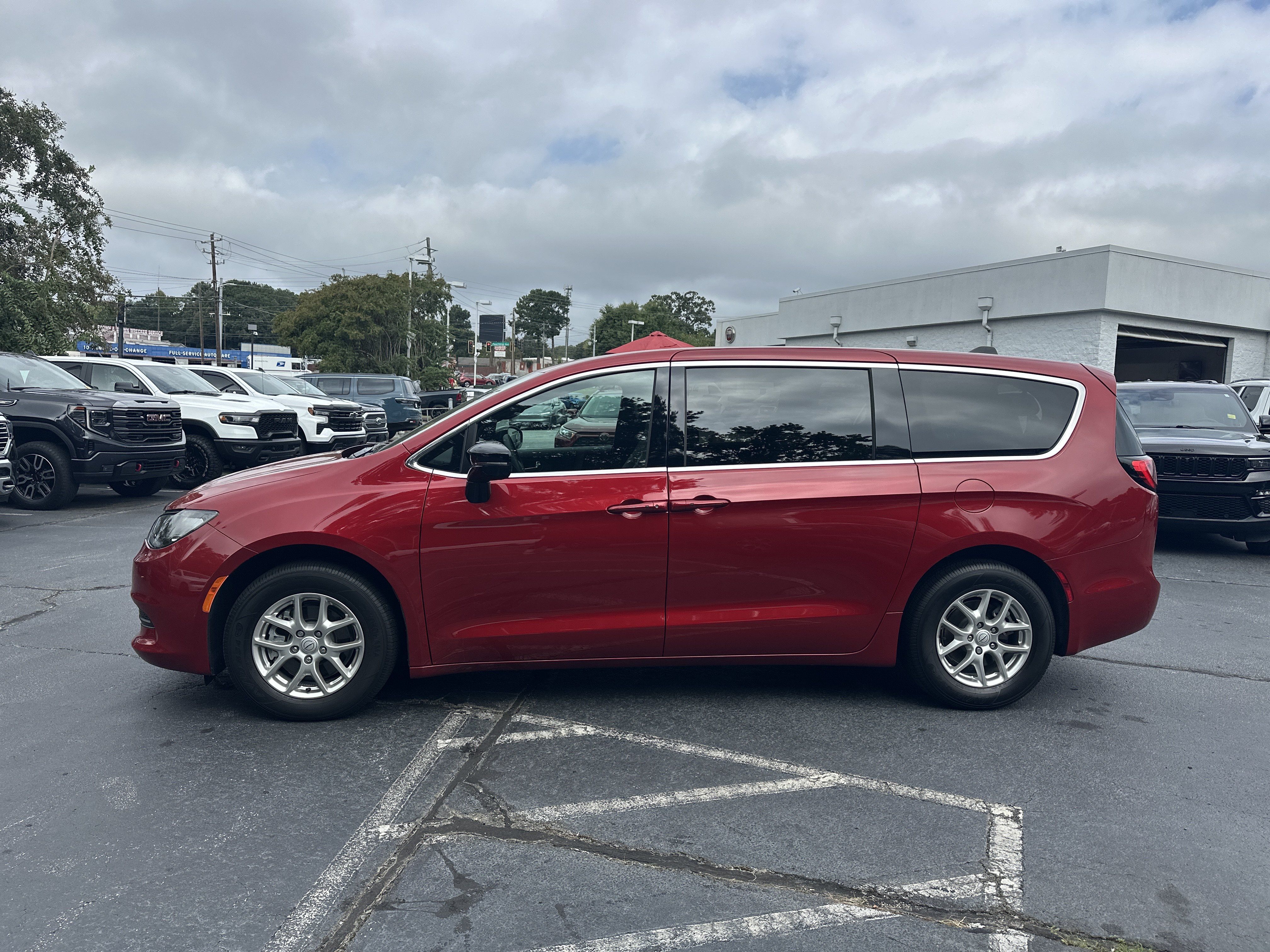 Used 2025 Chrysler Voyager LX FWD image 5