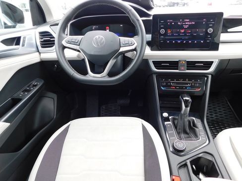 Used 2025 Volkswagen Taos SE AWD/4WD image 16