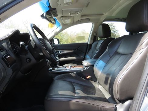 Used 2016 INFINITI Q70 3.7 w/ Deluxe Touring Package AWD/4WD image 10