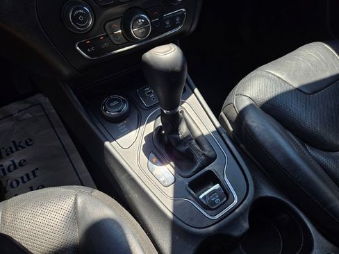 Used 2019 Jeep Cherokee High Altitude AWD/4WD image 28