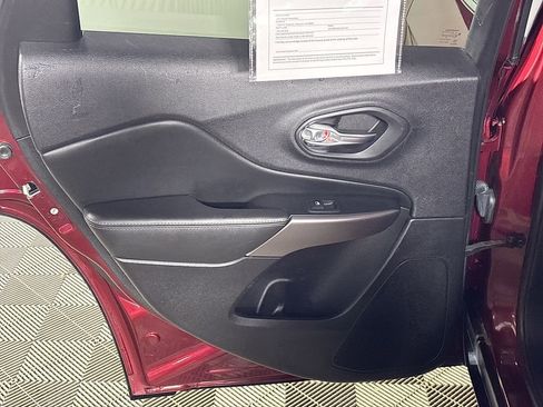 Used 2019 Jeep Cherokee Latitude Plus w/ Cold Weather Group image 18