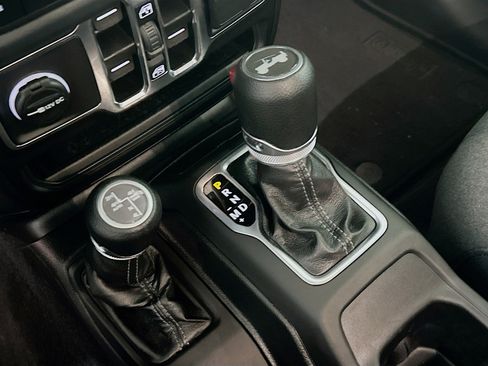 Used 2025 Jeep Wrangler Sahara image 23