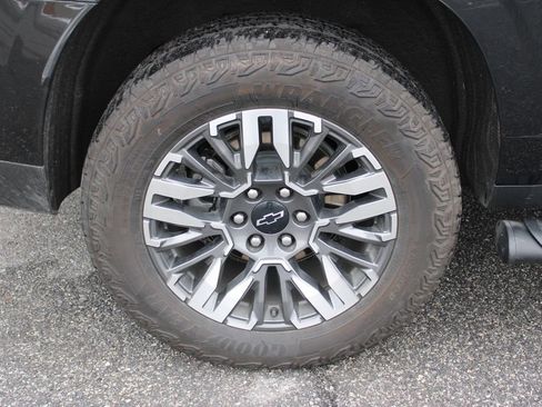 Used 2025 Chevrolet Suburban Z71 image 37