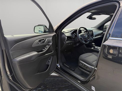 Used 2023 Chevrolet Traverse LT image 16