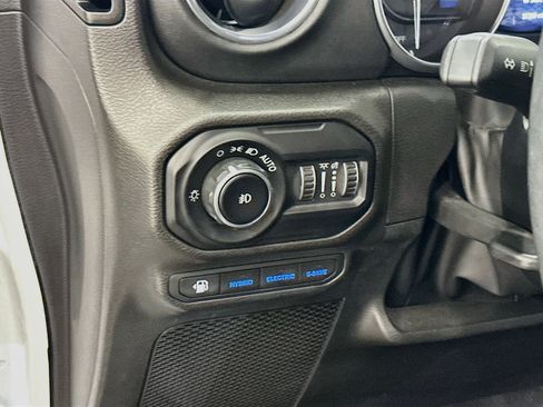 Used 2022 Jeep Wrangler Unlimited Sahara AWD/4WD image 17